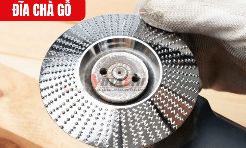 Hình tròn lõm giữa đĩa chà tạo ra áp lực tập trung ở phần gai hỗ trợ hoạt động hiệu quả hơn trên bề mặt gỗ
