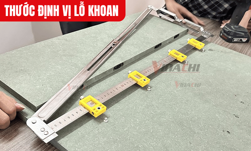 Thước giúp người dùng dễ dàng xác định vị trí và kích thước lỗ khoan một cách chính xác nhờ vạch chia chi tiết