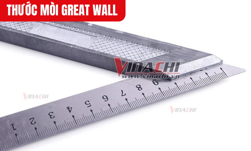 Nếu thước bị cong nhẹ, bạn có thể đặt lên bề mặt phẳng và chỉnh lại bằng lực tay nhẹ