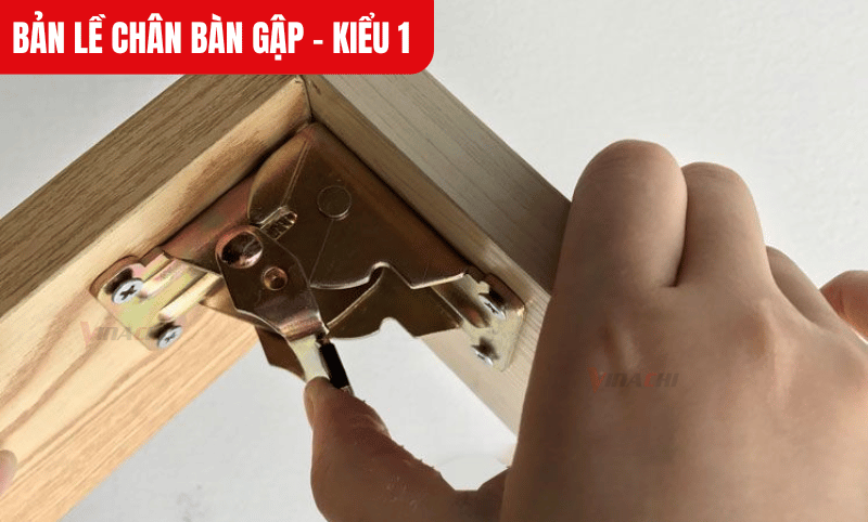 Khi mở chân bàn, cần kiểm tra xem khóa hãm đã cố định chưa để đảm bảo an toàn