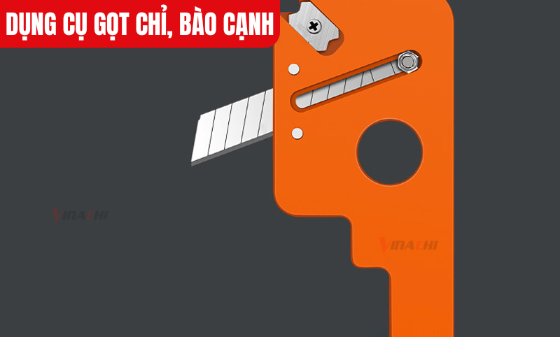 Sử dụng lưỡi dao gọt cạnh để loại bỏ phần chỉ thừa và lưỡi dao bào cạnh R2 để bo tròn mép gỗ