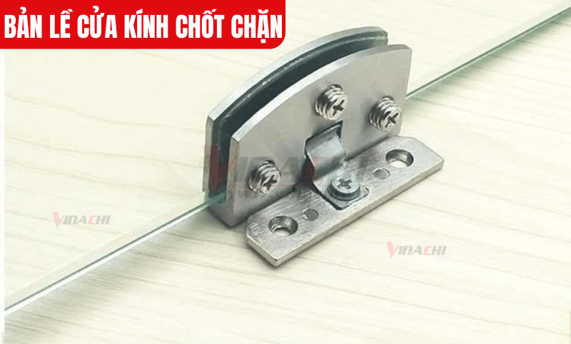 Sau khi lắp bản lề, cần siết chặt các ốc vít để cố định chắc chắn bản lề với kính