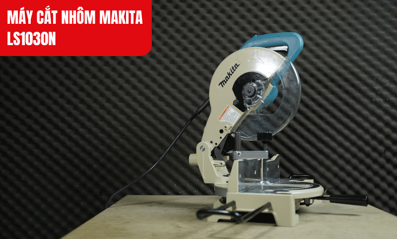 Máy cắt nhôm Makita LS1030N với công suất 1650W mang đến đường cắt nhôm chính xác nhờ lưỡi cưa 255mm sắc bén