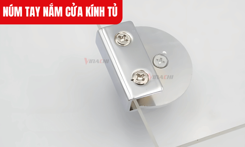 Đảm bảo hai phần của núm ở hai mặt kính được lắp thẳng hàng, cân đối để tránh tình trạng lệch