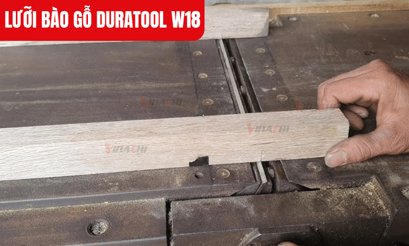 Lắp đặt lưỡi bào theo đúng chiều để đảm bảo hiệu quả gia công trên gỗ