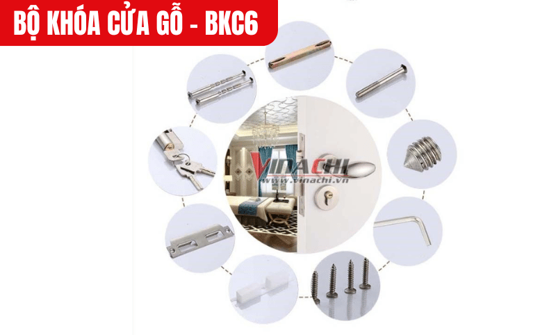 Đánh dấu vị trí khoan trên cửa sao cho tay nắm và chốt khóa thẳng hàng, tránh lệch tâm gây khó khăn khi đóng/mở cửa