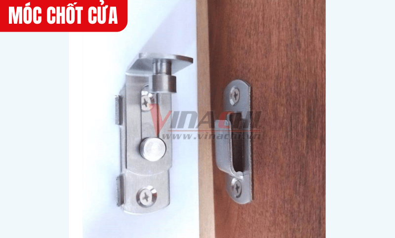 Đảm bảo phần móc và chốt có thể khớp nhau hoàn toàn khi đóng cửa, tránh lắp lệch gây khó khăn khi sử dụng