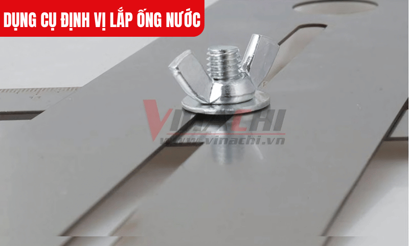 Sau khi ướm thử và xác định vị trí lỗ khoét, siết chặt chốt khóa tại giao điểm hai thanh thước để giữ nguyên hình dạng