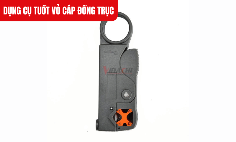 Xỏ ngón tay trỏ hoặc ngón giữa vào vòng xoay của dụng cụ, đảm bảo cầm chắc để thao tác ổn định