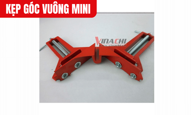 Kẹp bị kẹt, không vặn ra vào được do bụi bẩn hoặc mạt gỗ/sắt bám vào trục vít, trục vít bị rỉ sét do để ở nơi ẩm ướt