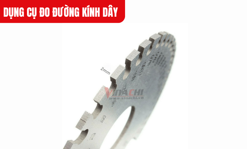Với đường kính chỉ 8.5cm và độ dày 2mm, dụng cụ dễ dàng bỏ túi, mang theo công trường