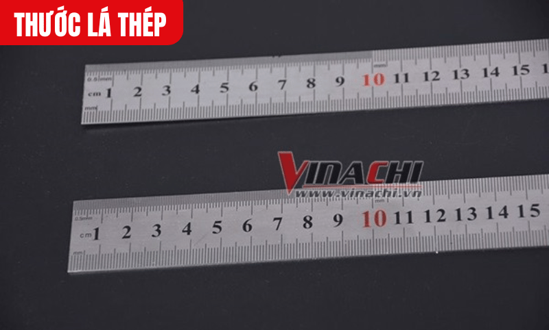 So sánh thước với một công cụ đo chuẩn khác để đảm bảo vạch chia và độ dài đúng tiêu chuẩn