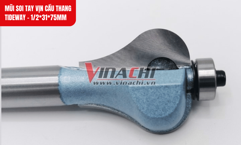 Lưỡi hợp kim sắc bén, chịu nhiệt tốt, giúp soi mịn trên gỗ tự nhiên và gỗ công nghiệp cứng