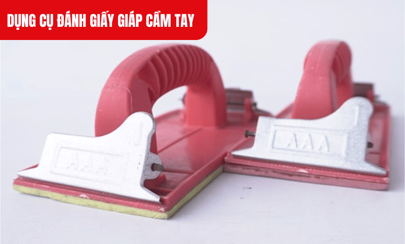 Khi giấy nhám mòn hoặc không còn hiệu quả, nhấc kẹp, thay giấy nhám mới và tiếp tục công việc