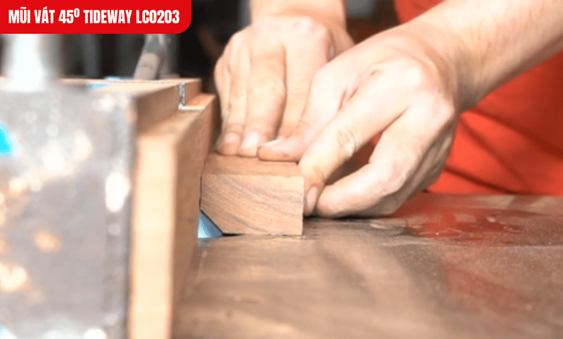 Mũi thiết kế đầu bi giúp soi mượt và ổn định, hạn chế rung lắc khi thao tác trên cạnh dài