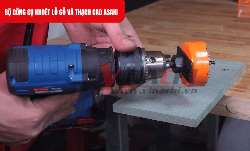 Gắn mũi khoét và mũi khoan định tâm vào máy khoan, đảm bảo cố định chắc chắn bằng đai xiết