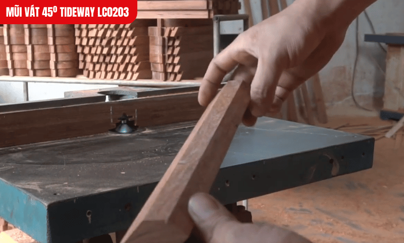 Lưỡi cắt sắc mang lại bề mặt gỗ mịn màng chỉ sau 1 lần cắt