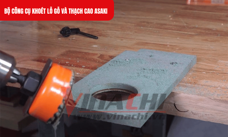 Khi khoan bị lệch tâm do định tâm không chính xác hoặc không giữ vững tay khoan