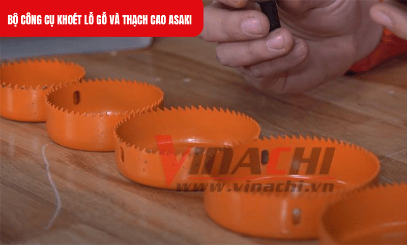 Bộ 11 chi tiết cung cấp 8 mũi khoét với nhiều đường kính khác nhau từ 19mm đến 64mm