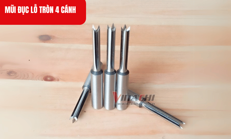 Gắn đuôi mũi đục vào mâm cặp của máy khoan/máy cắt, siết chặt để đảm bảo an toàn