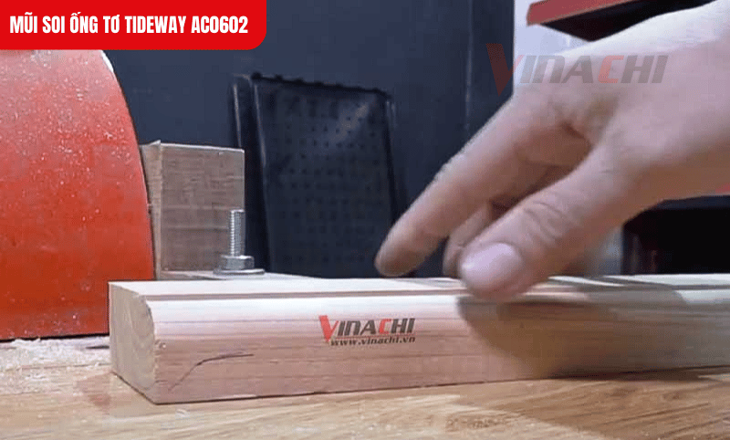 Vì mũi thiết kế tối ưu giúp tản nhiệt nhanh, hạn chế tình trạng cháy gỗ khi soi ở tốc độ cao, tạo đường cắt mịn