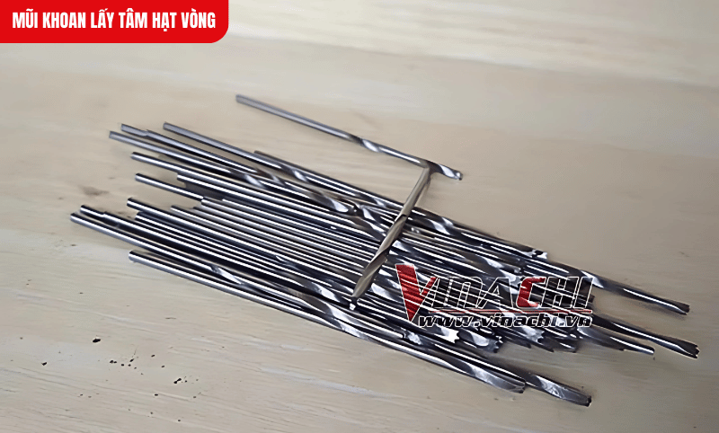Chất liệu thép tôi cứng giúp mũi khoan bền bỉ, ít bị cong gãy khi dùng