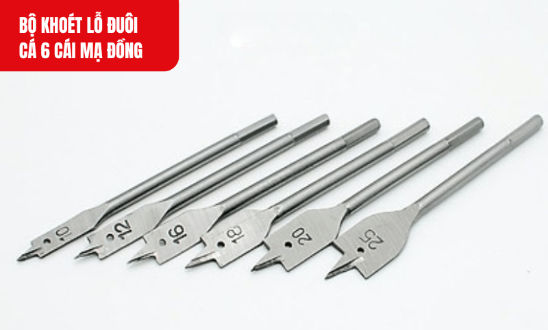 Lau sạch mũi khoan bằng khăn khô để loại bỏ bụi gỗ, nhựa, hoặc kim loại