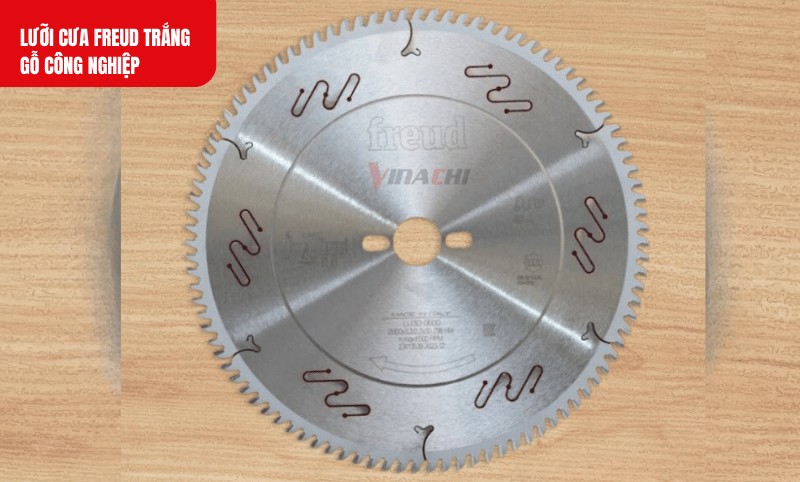 Nhờ thiết kế răng hình thang 3D và công nghệ cắt xoắn ốc, lưỡi cưa tạo ra các đường cắt chính xác, đều mịn