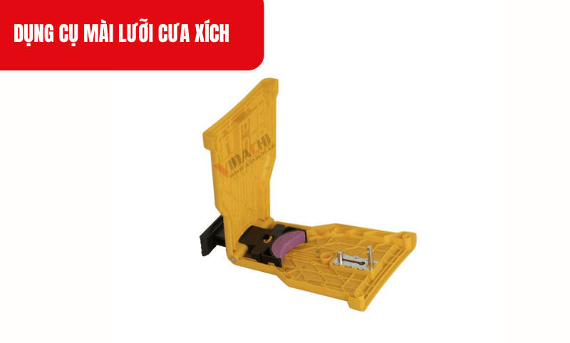 Gắn lưỡi cưa vào dụng cụ theo hướng dẫn, đảm bảo chốt an toàn giữ lưỡi cưa chắc chắn