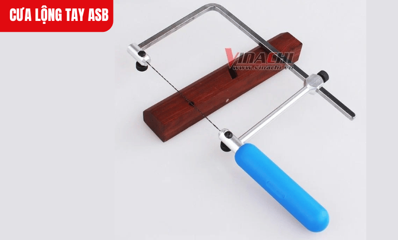 Bề mặt tay cầm hoặc tay người dùng dính dầu mỡ làm tăng nguy cơ trượt, ảnh hưởng đến độ an toàn và chính xác khi cắt