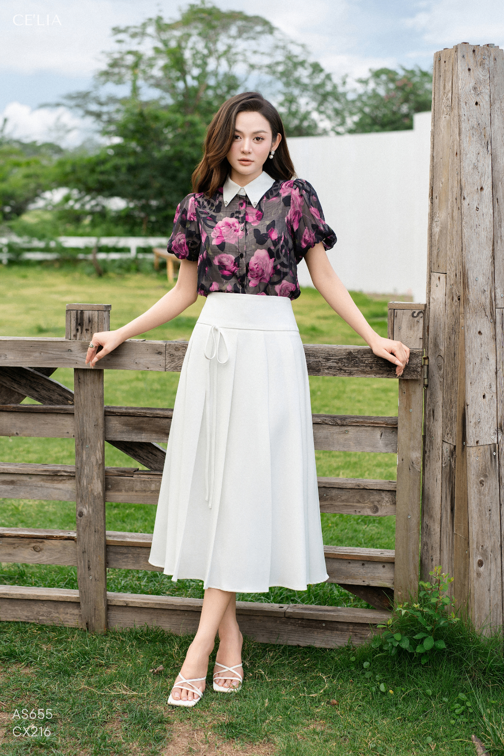 Chân váy xếp li đính nơ