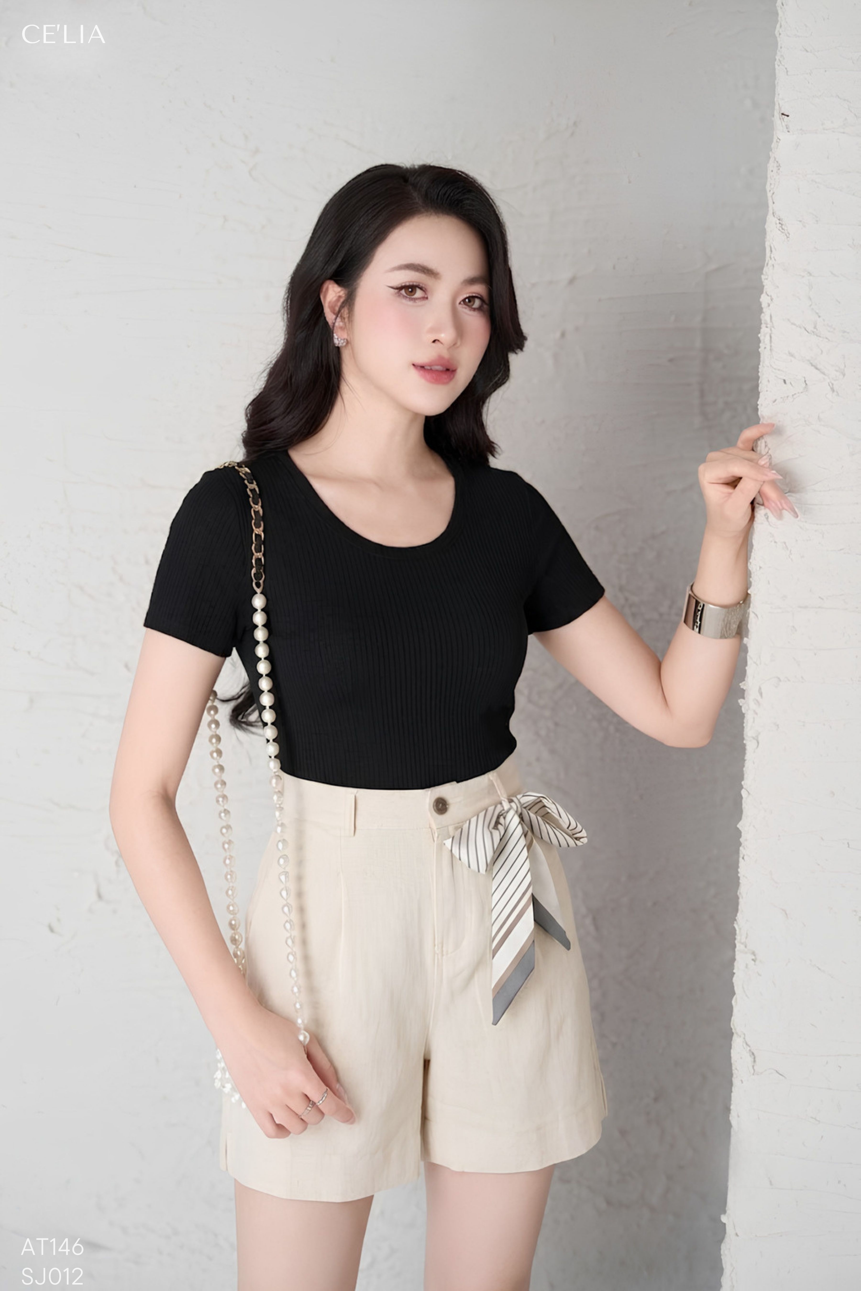 Quần sooc jeans dáng lửng kèm khăn