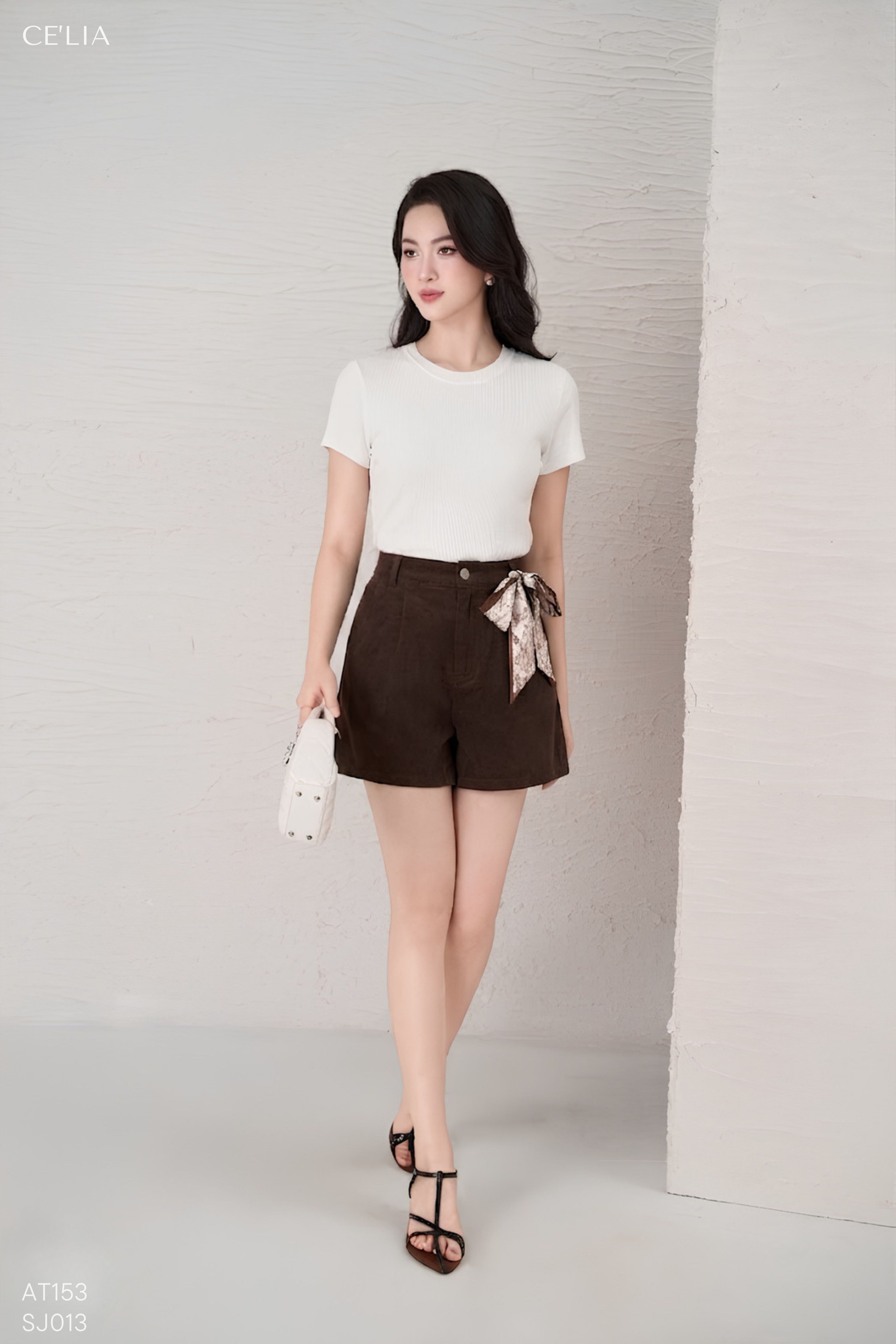 Quần sooc jeans dáng ngắn kèm khăn