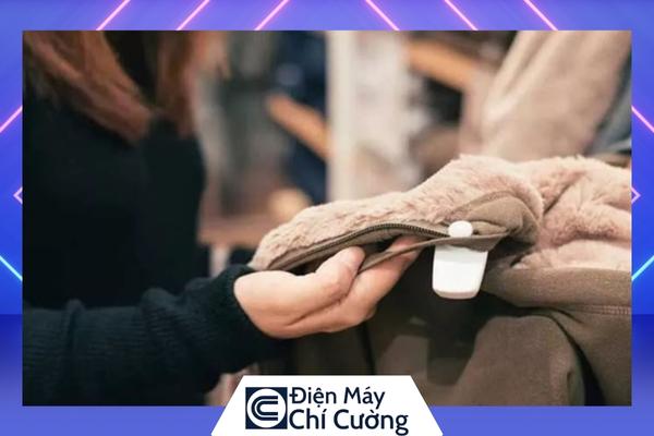 Kiểm tra các vật dụng trong túi áo và kéo khóa