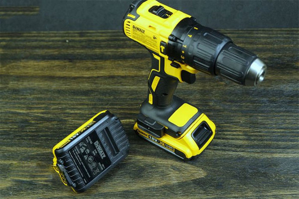 Máy khoan pin Dewalt có xuất xứ từ nước nào? Sử dụng có tốt không?