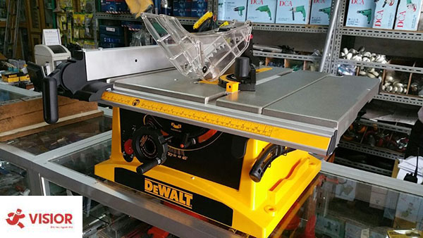 Nên mua máy cưa bàn Dewalt DWE7470-B1 hay Makita MLT100?