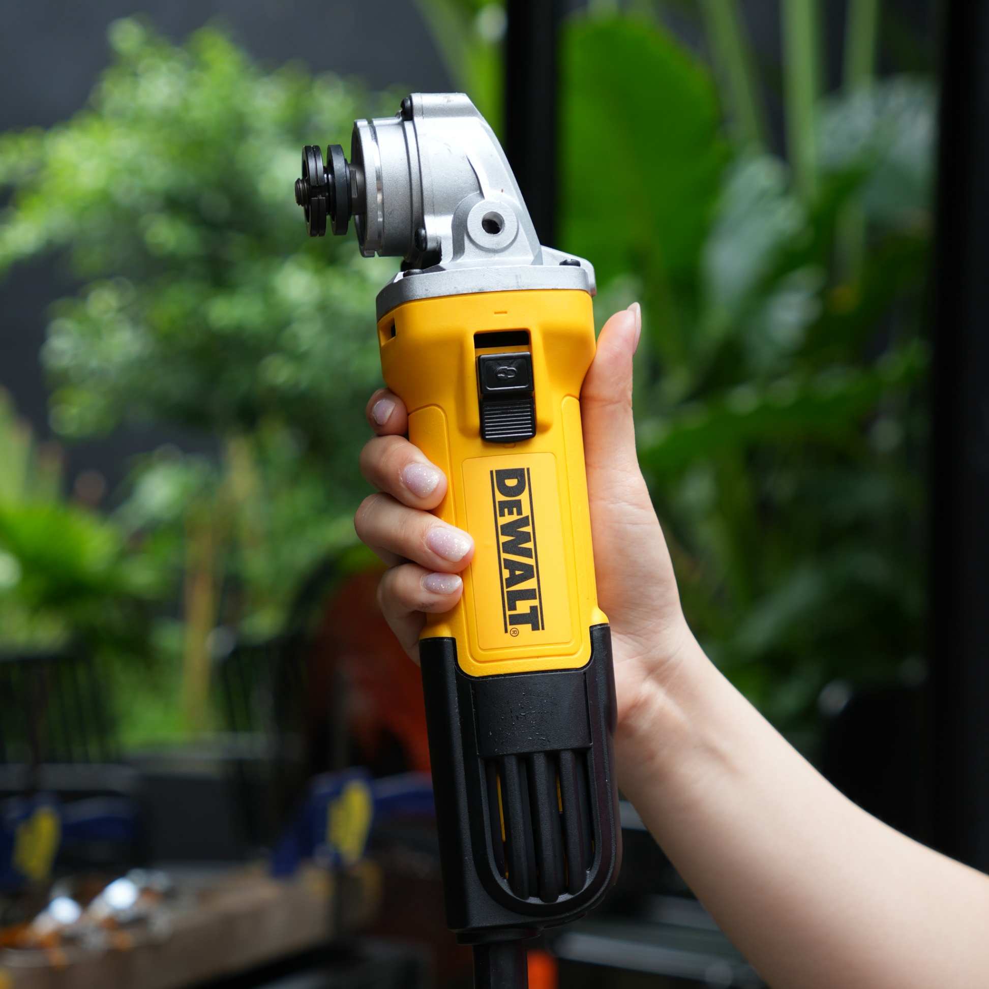 MÁY MÀI GÓC DEWALT - DWE750S CÔNG TẮC THÂN