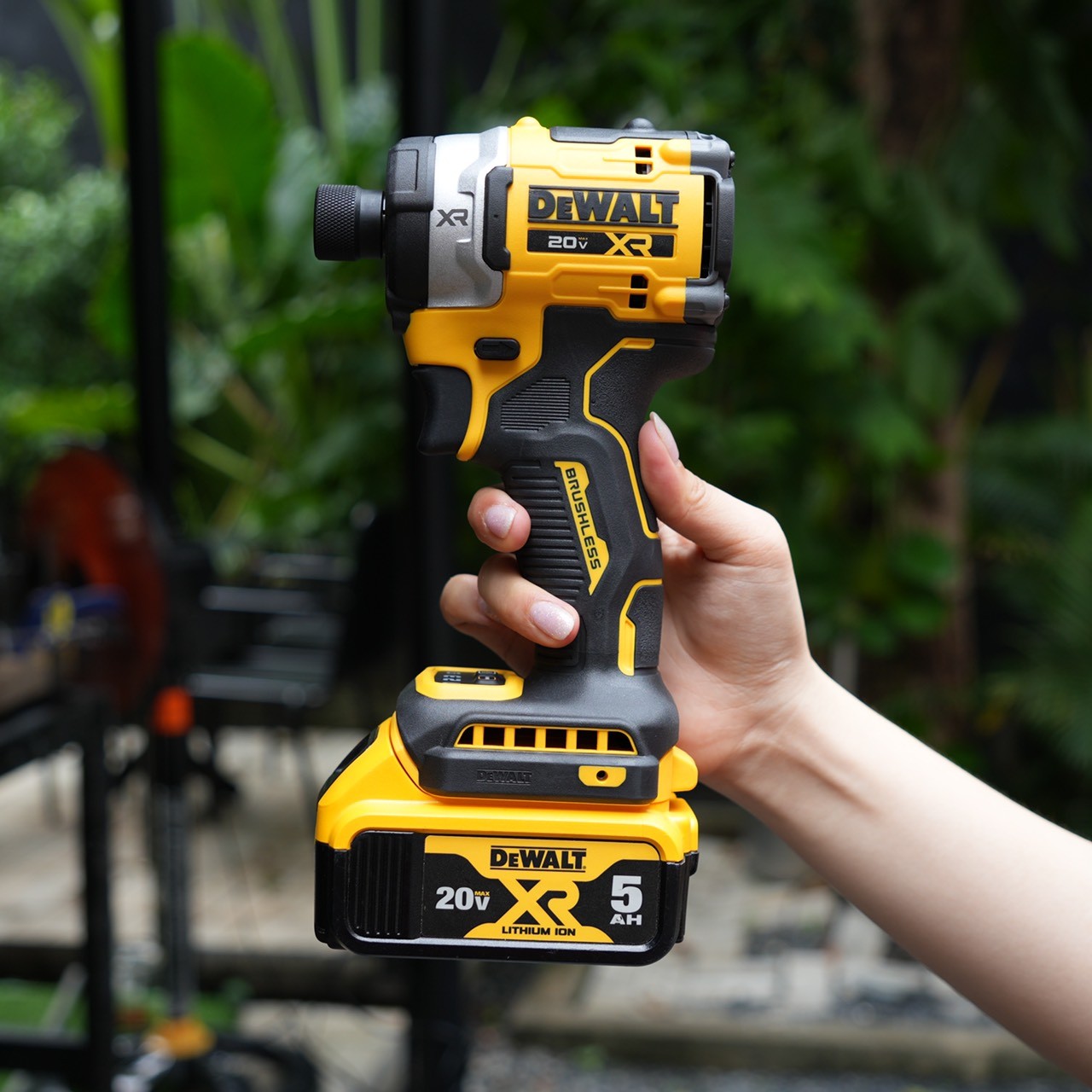 MÁY BẮT VÍT DÙNG PIN DEWALT - DCF860N