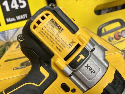 MÁY KHOAN DÙNG PIN 20V DEWALT DCD999N (Thân máy)