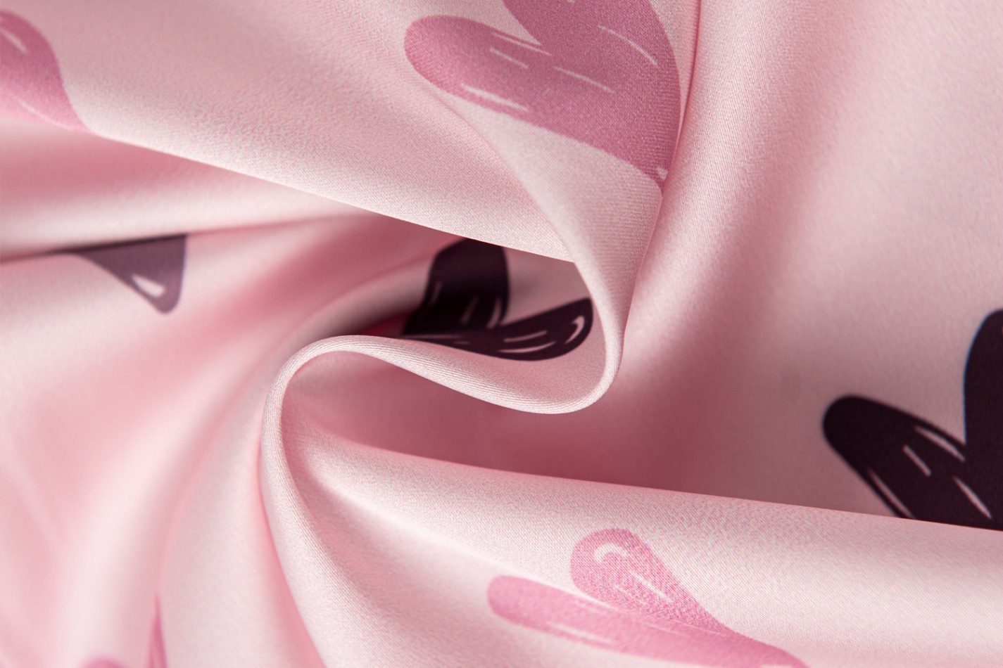 Lụa Satin – Chất Liệu Chạm Vào Làn Da Và Cảm Xúc