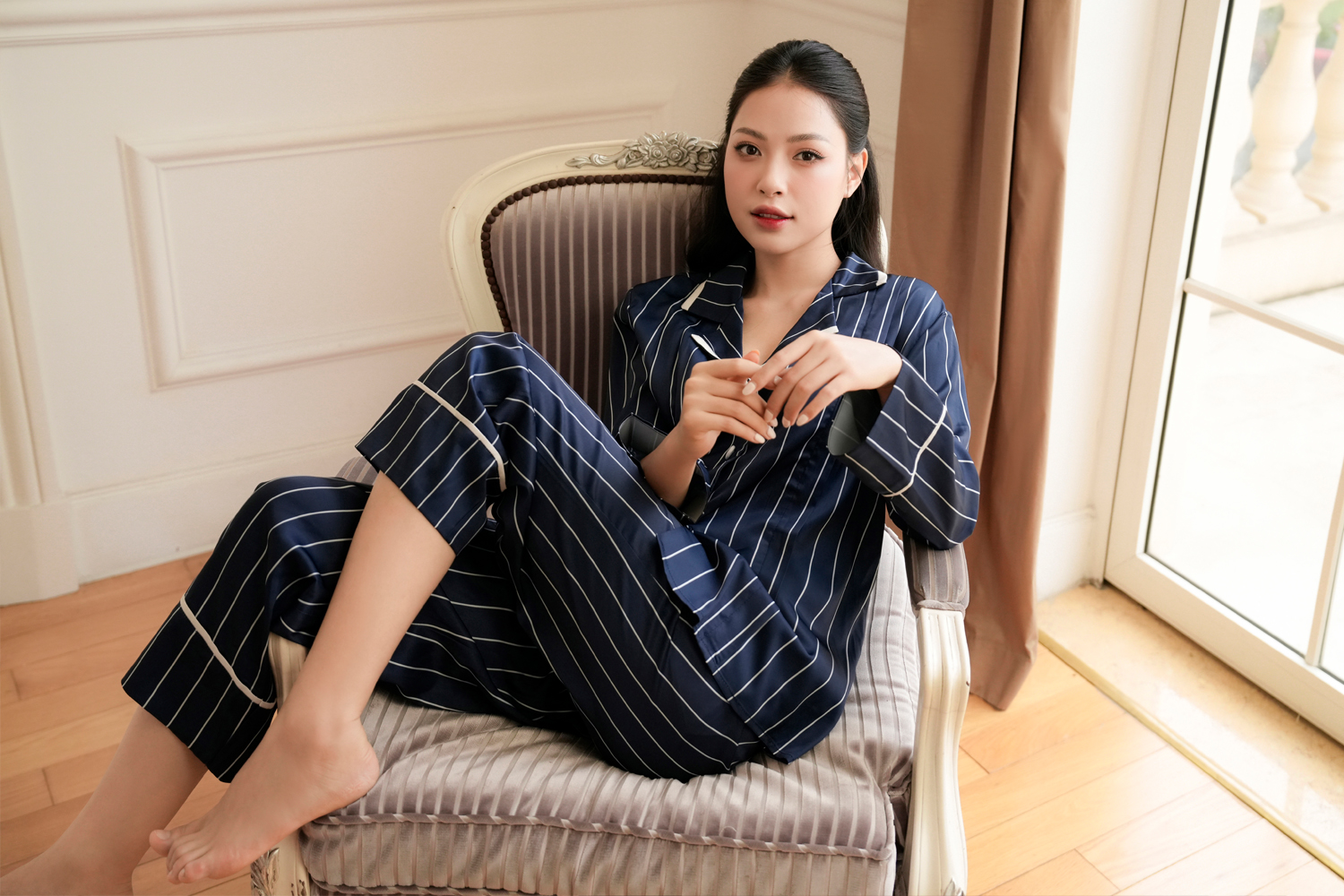Ở Nhà Nhưng Vẫn Đẹp – Đồ Ngủ Kẻ Sọc Tone Màu Navy Cho Mẹ Bầu Hiện Đại