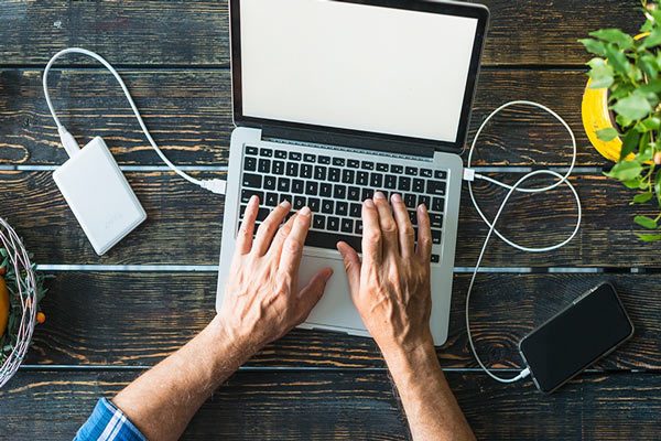 Laptop văn phòng pin trâu: CPU hay màn hình quan trọng hơn?