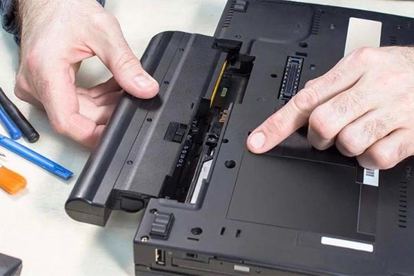 Chai-pin-laptop-1.jpg