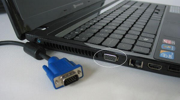 Kết nối máy chiếu và máy tính bằng cổng VGA