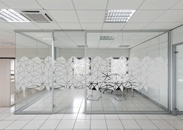 Lợi ích của decal dán kính văn phòng