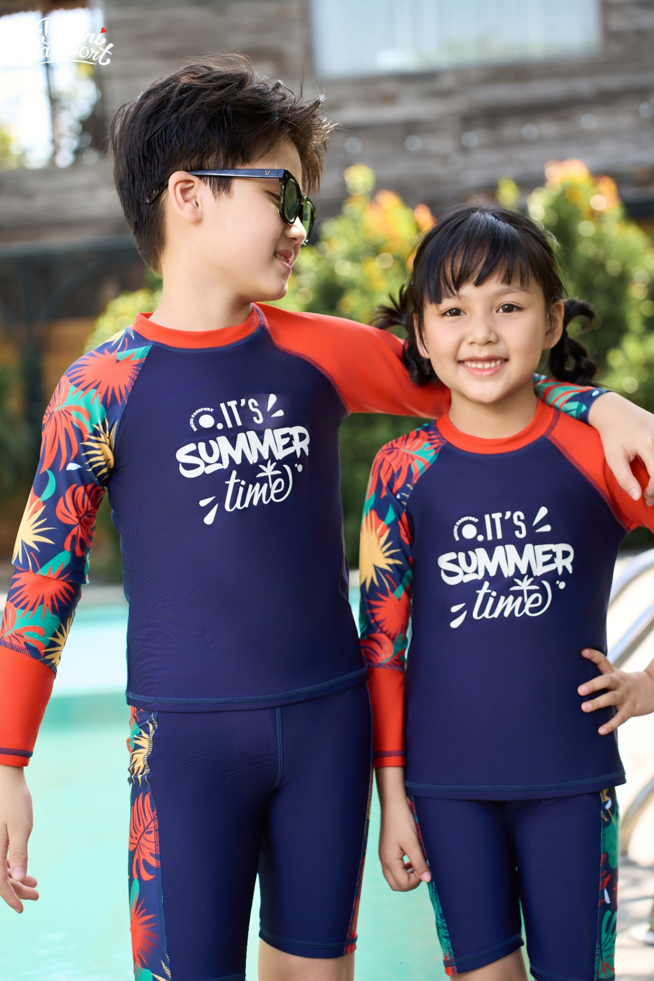 Đồ bơi Unisex cho bé dạng quần lửng, áo có tay - Cam Họa tiết