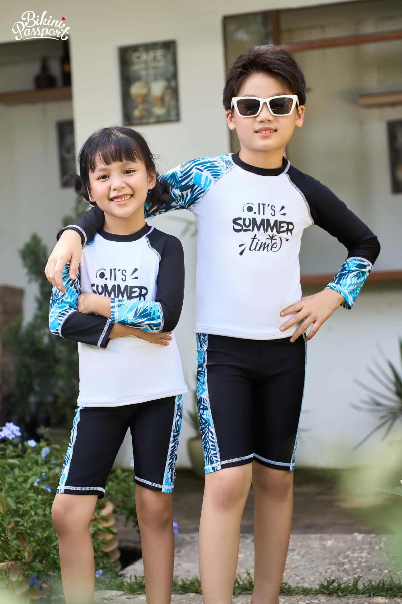 Đồ bơi Unisex cho bé dạng quần lửng, áo có tay - Trắng họa tiết