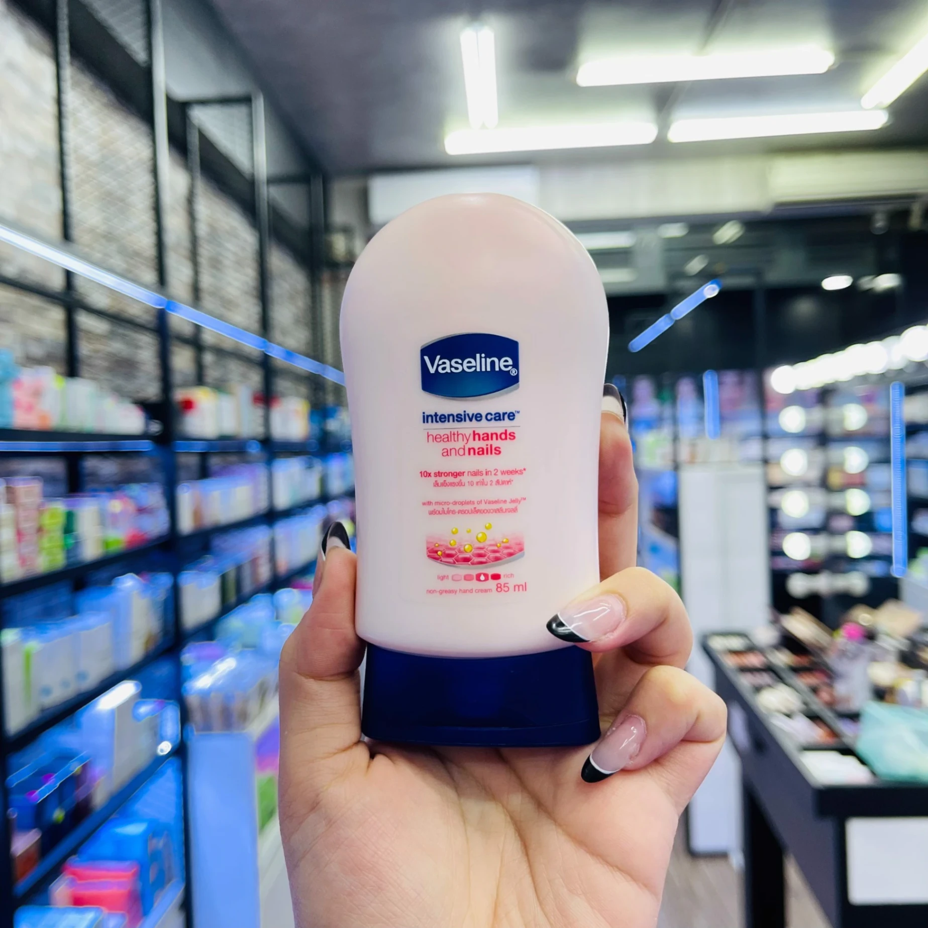 Kem dưỡng da tay và móng tay Vaseline Intensive Care 85g