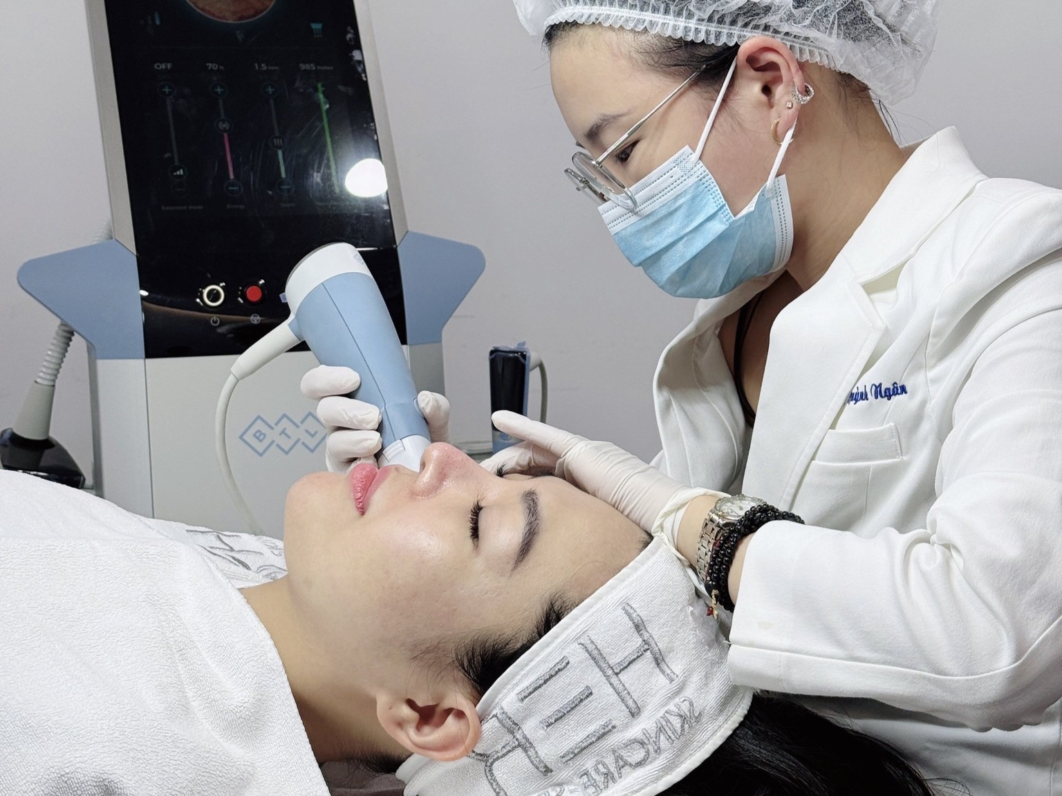 PORE-NO-PORE-DANH-BAY-LO-CHAN-LONG-CUNG-CONG-NGHE-RF-NEEDLES-UNG-DUNG-TRI-TUE-NHAN-TAO-AI--1.jpg