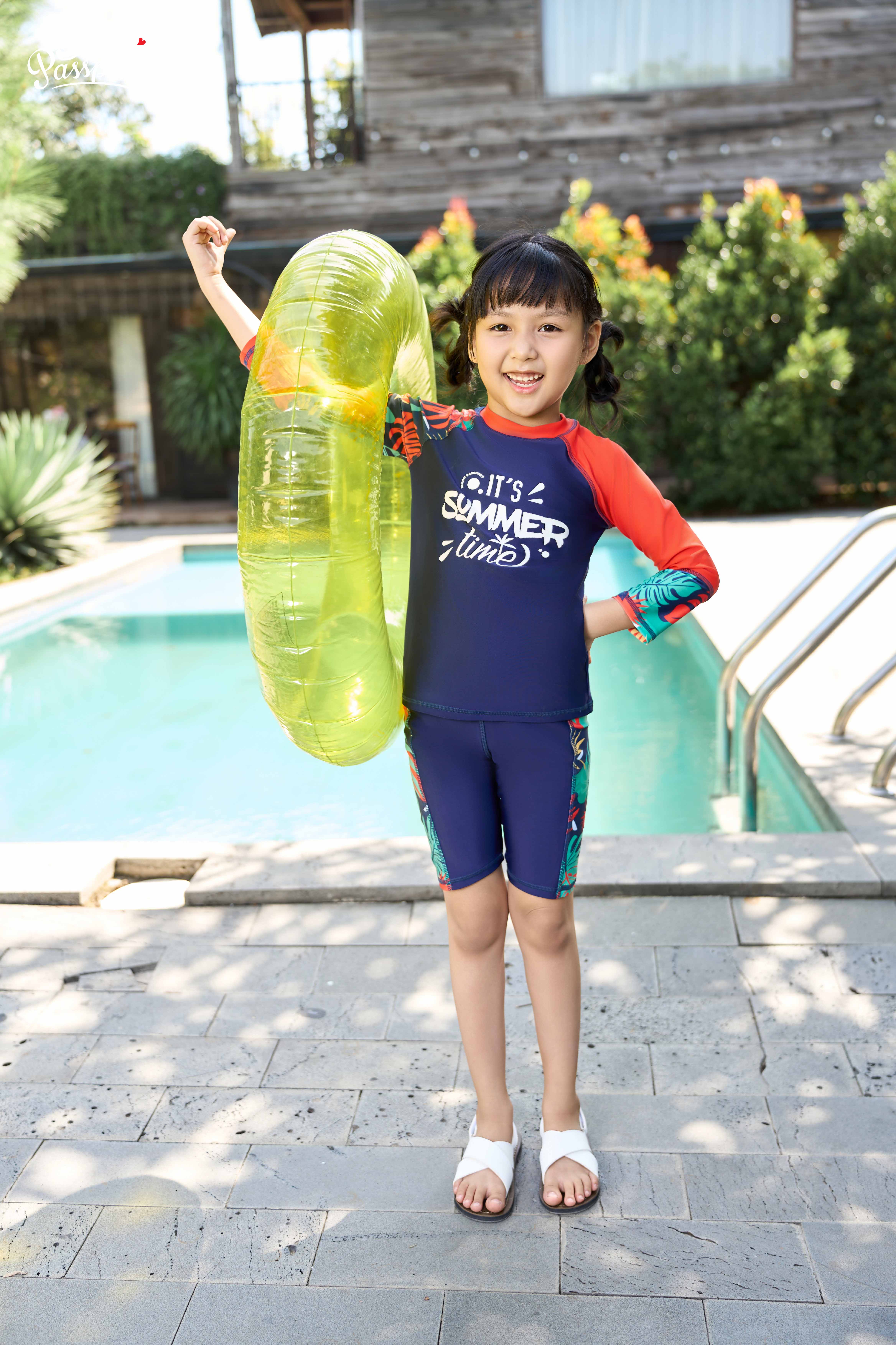 Đồ bơi Unisex cho bé dạng quần lửng, áo có tay - Cam Họa tiết